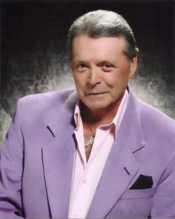 Mickey Gilley — Don’t The Girls All Get Prettier At Closing Time