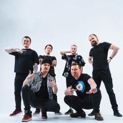 Valiedollz Brasscore Band  — Друзья (feat. Los Chotatamos)